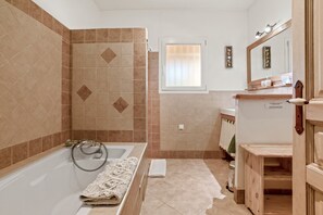 Dusche, Haartrockner, Handtücher