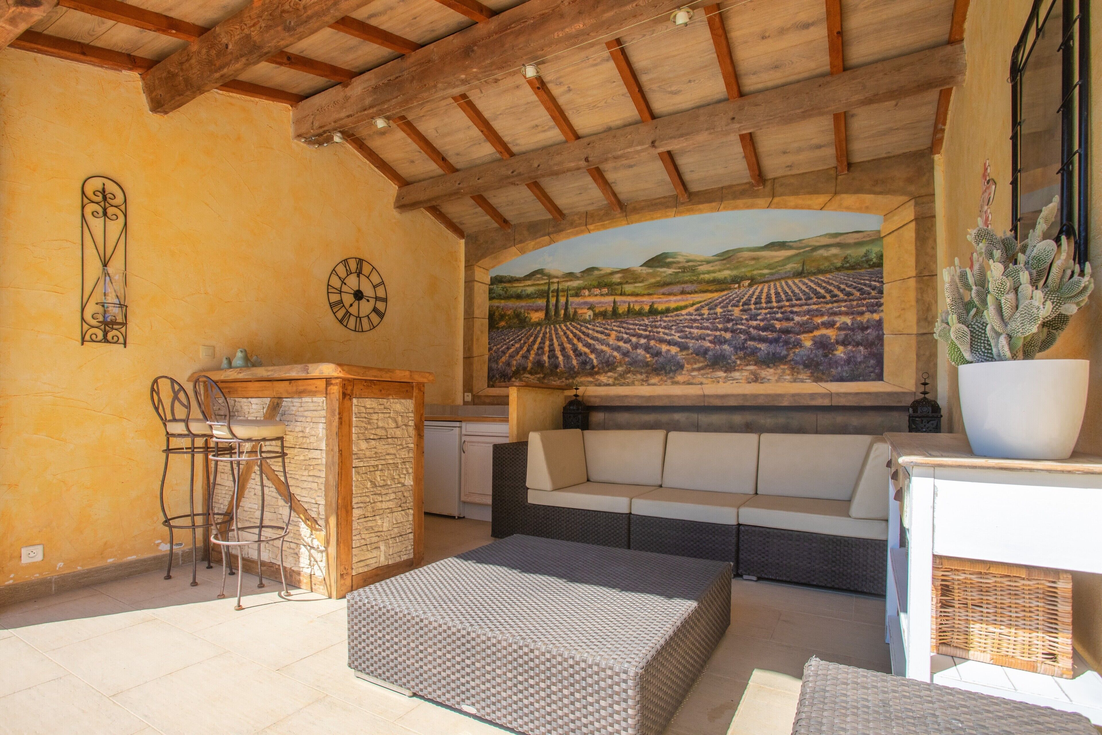 Een televisie, een open haard en een tafeltennistafel