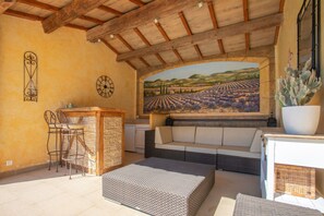 Télévision, cheminée, table de tennis de table