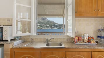 Kjøleskap, ovn, kokeplater og kaffetrakter/tekoker