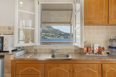 冷蔵庫、オーブン、コンロ、コーヒー / ティーメーカー. Studio Apartment 'Telendos' with Sea View, Wi-Fi and Air Conditioning