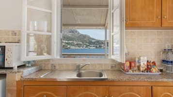 Refrigerador, horno, placa de cocina, cafetera/tetera