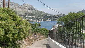 Un sentier côtier offrant une vue sur une ville et des montagnes.