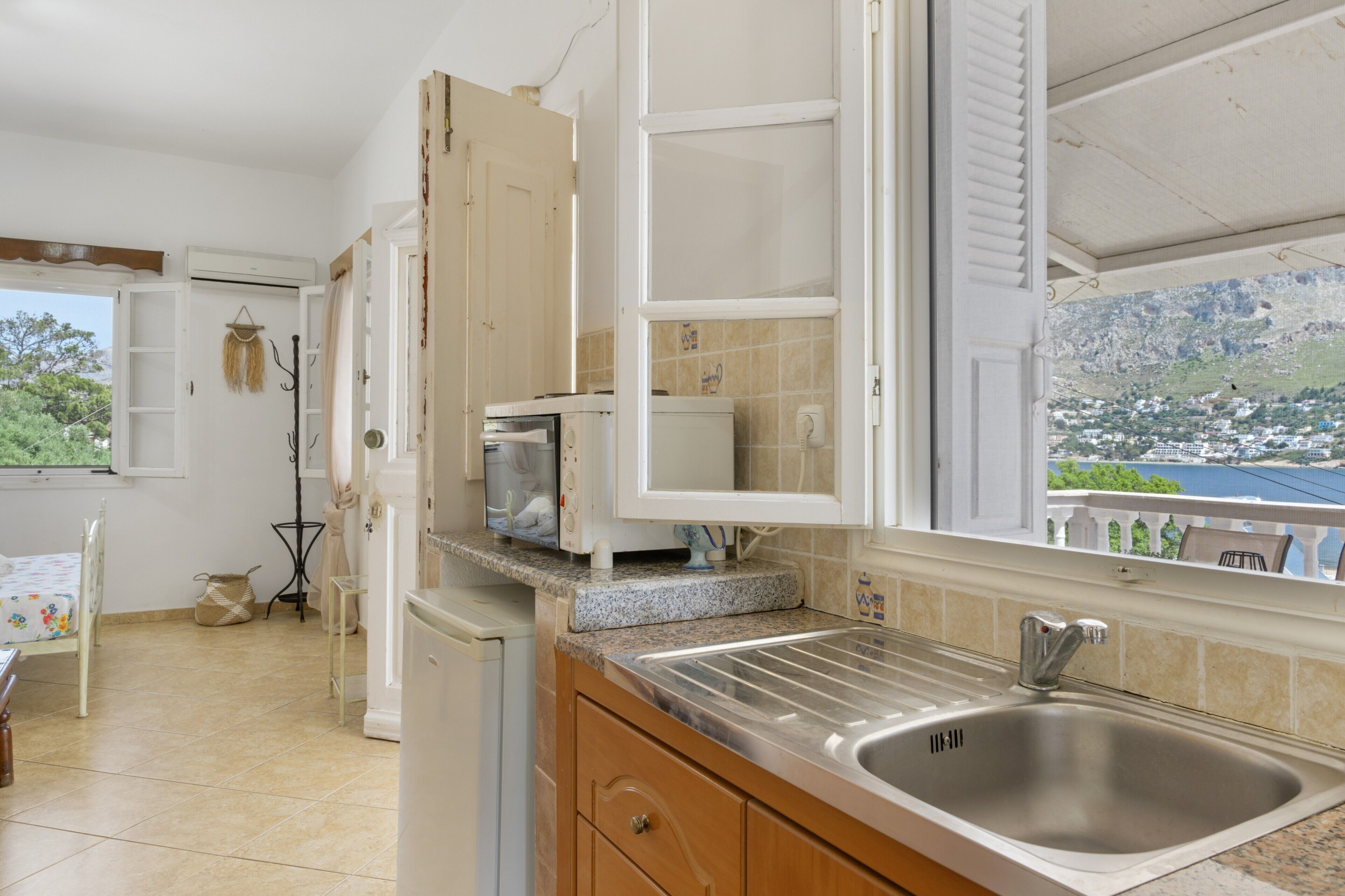 Réfrigérateur, four, plaque de cuisson, cafetière/bouilloire