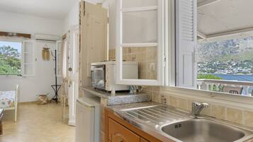 Fridge, oven, stovetop, coffee/tea maker