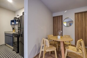 Frigorifero, microonde, forno, piano cottura
