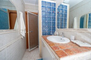Ducha, secador de pelo, bidé y toallas