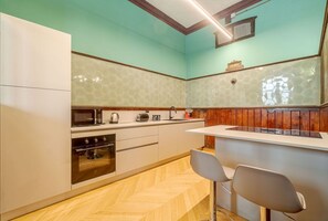 Réfrigérateur, four à micro-ondes, un four, surface de cuisson
