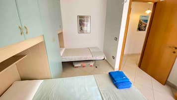 2 bedrooms, iron/ironing board, bed sheets