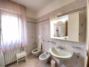 Shower, hair dryer, towels - Apartment 'Bright 300 M From Sea' with Private Terrace (Grottammare)