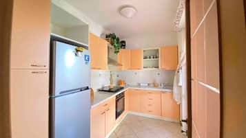 Kühlschrank, Ofen, Geschirrspüler, Wasserkocher mit Kaffee-/Teezubehör