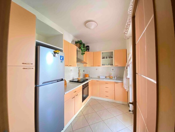 Fridge, oven, dishwasher, coffee/tea maker