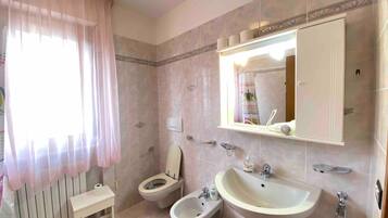 Dusche, kostenlose Toilettenartikel, Haartrockner, Handtücher