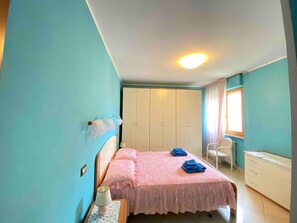 2 bedrooms, iron/ironing board, bed sheets