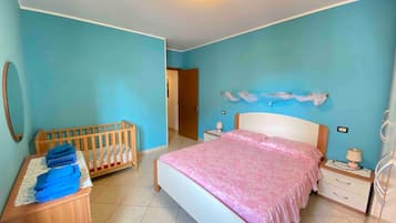 2 bedrooms, iron/ironing board, bed sheets