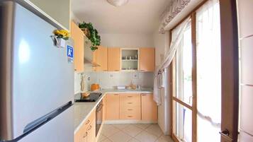 Kühlschrank, Ofen, Geschirrspüler, Wasserkocher mit Kaffee-/Teezubehör