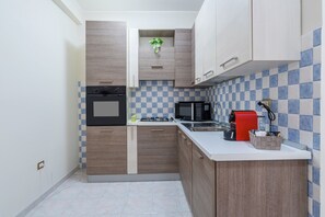 Frigorifero, microonde, forno, piano cottura