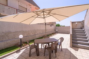 Outdoor dining - Apartment 'Brezza Marina Marzamemi' with Balcony, Wi-Fi and Air Conditioning (Marzamemi)
