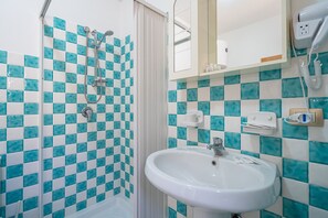 Chuveiro, produtos de toalete grátis, secador de cabelo 