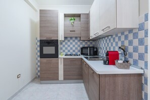 Kylskåp, mikrovågsugn, ugn och spishäll