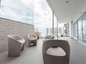 Terrace/patio - Luxury 1 bedroom apt free parking  and Pool (Panamá)