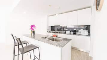 Kylskåp, mikrovågsugn, ugn och spishäll