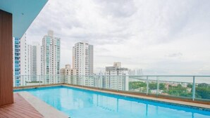 Ein Pool auf dem Dach mit freiem Blick auf die umliegenden Hochhäuser.