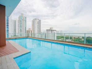 Una piscina sul tetto con vista libera sui palazzi circostanti.
