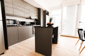 Refrigerador, microondas, horno y parrilla de estufa 