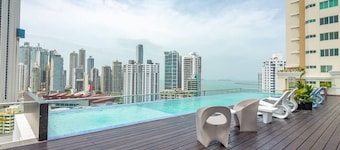 Luxury 2 bedroom apt free parking