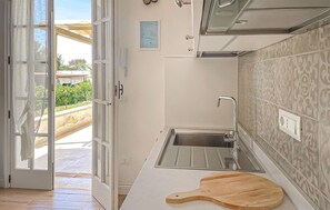 Réfrigérateur, plaque de cuisson, cafetière/bouilloire