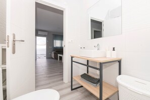 Dusj, hårføner og håndklær