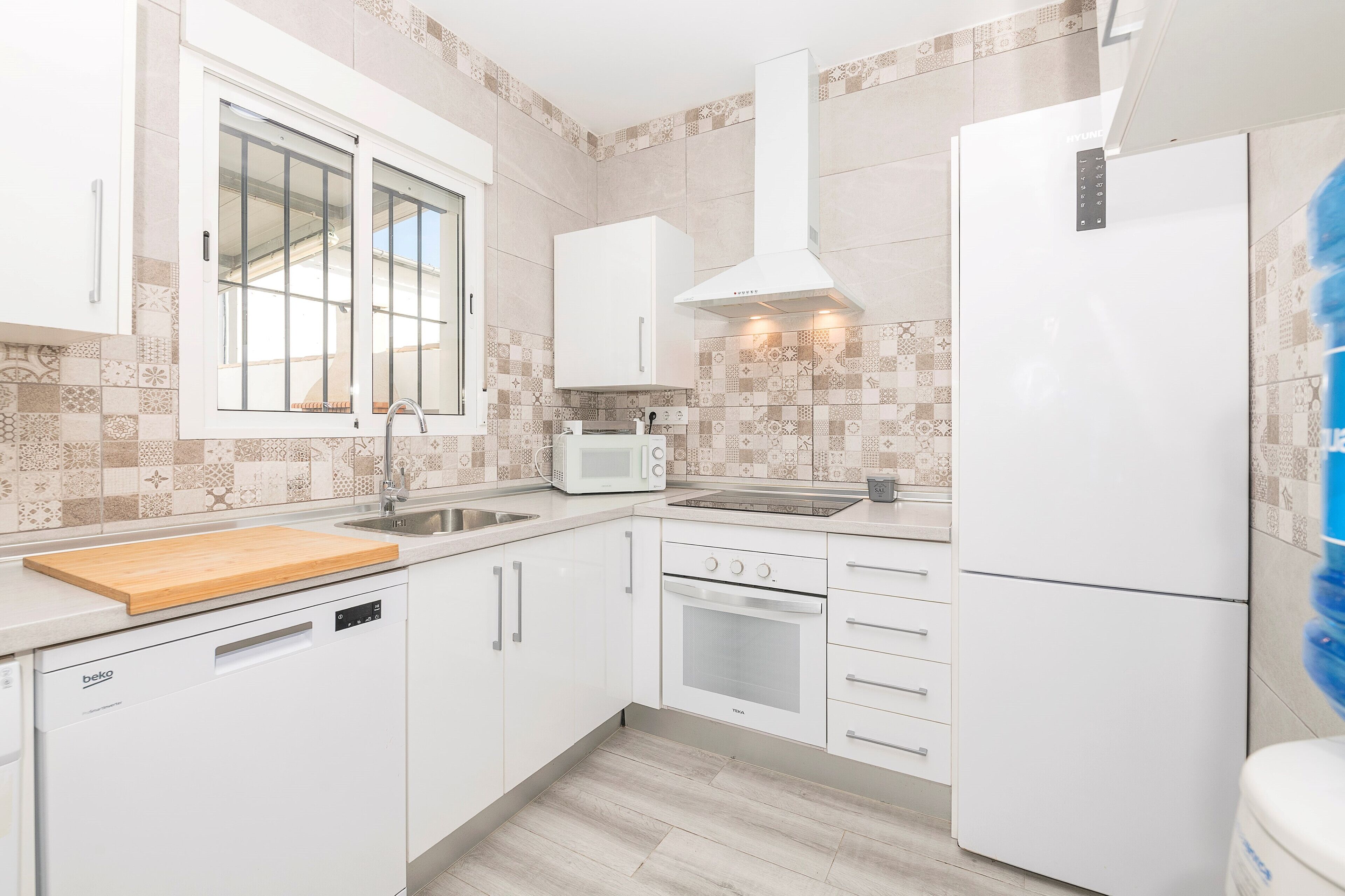 Geladeira, micro-ondas, fogão, cooktop