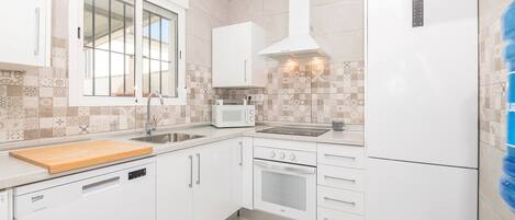 Geladeira, micro-ondas, fogão, cooktop