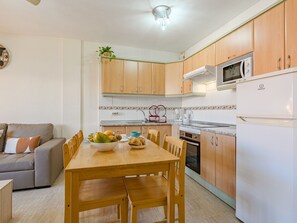 Fridge, microwave, oven, cookware/dishes/utensils - Isla Dream by Interhome (Costa del Silencio)