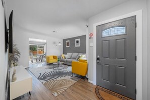 Smart TV, offices - 3-Bed Haven - 6 pple Hot tub, King bed, Pool & ping pong table, Grill, Fire pit (Richardson)