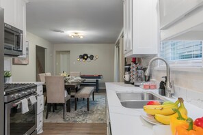 Fridge, microwave, oven, stovetop - 3-Bed Haven - 6 pple Hot tub, King bed, Pool & ping pong table, Grill, Fire pit (Richardson)