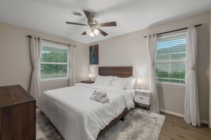 3 bedrooms, iron/ironing board, travel cot, free WiFi - 3-Bed Haven - 6 pple Hot tub, King bed, Pool & ping pong table, Grill, Fire pit (Richardson)