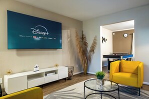 Interior - 3-Bed Haven - 6 pple Hot tub, King bed, Pool & ping pong table, Grill, Fire pit (Richardson)