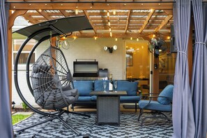 Terrace/patio - 3-Bed Haven - 6 pple Hot tub, King bed, Pool & ping pong table, Grill, Fire pit (Richardson)