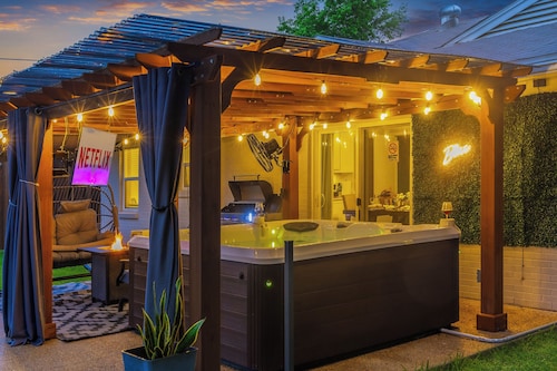 3-Bed Haven - 6 pple Hot tub, King bed, Pool & ping pong table, Grill, Fire pit