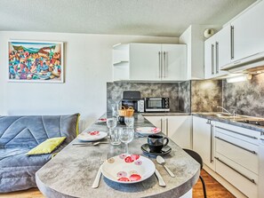 Réfrigérateur, four à micro-ondes, vaisselle et ustensiles