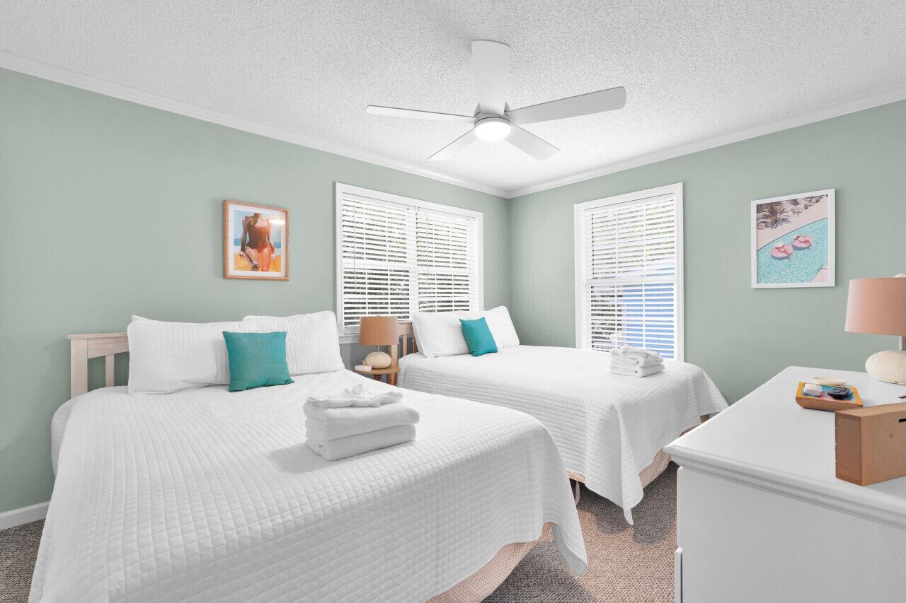 4 soverom, skrivebord, strykejern/-brett og reiseseng for barn