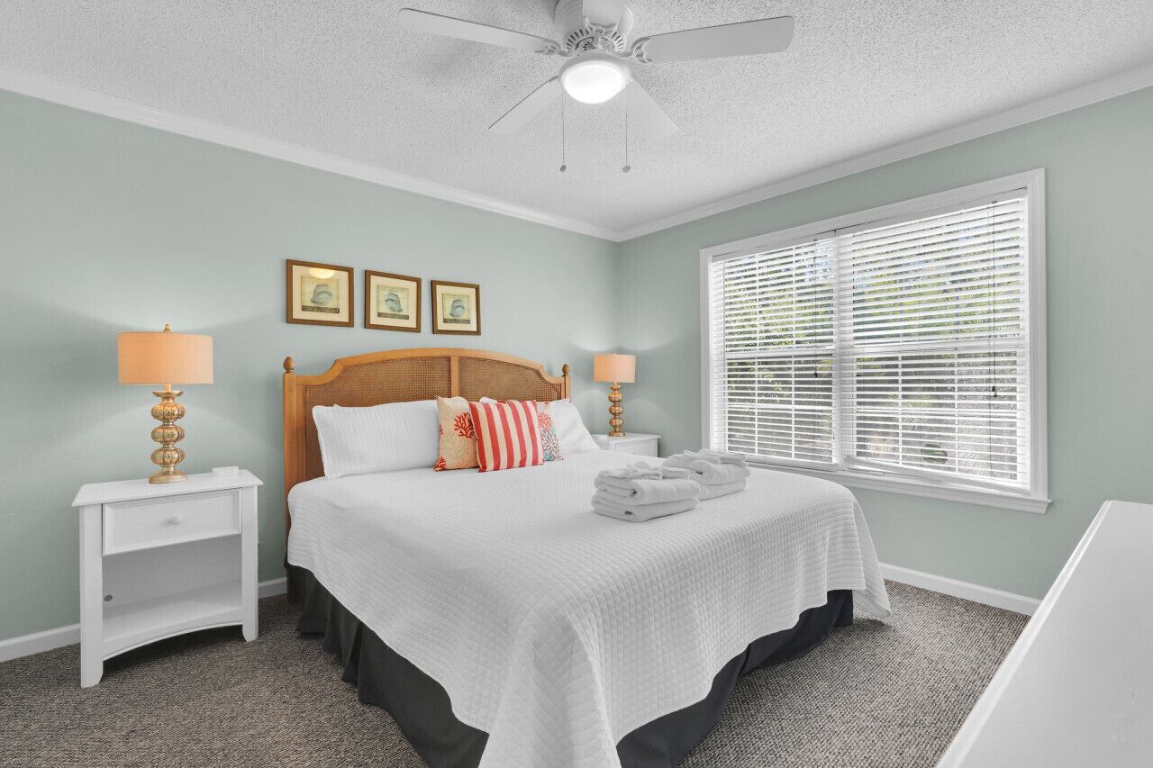 4 chambres, bureau, fer et planche à repasser, lit parapluie