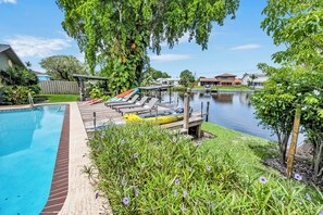 Outdoor pool - Wonderful Lake Front Pool Home East Boyton-TikiBar- Boat Deck- 5min Beach (Boynton Beach)
