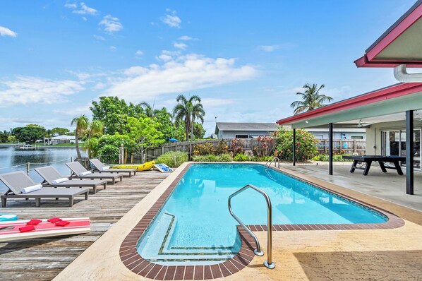 Outdoor pool - Wonderful Lake Front Pool Home East Boyton-TikiBar- Boat Deck- 5min Beach (Boynton Beach)