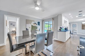 Dining - Wonderful Lake Front Pool Home East Boyton-TikiBar- Boat Deck- 5min Beach (Boynton Beach)