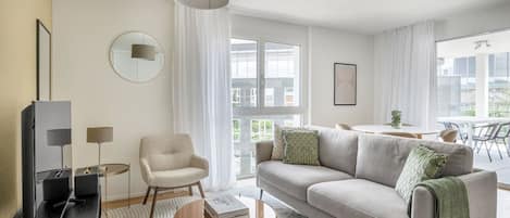 Una televisión, un reproductor estéreo