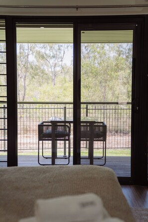 Individually decorated, individually furnished, desk, laptop workspace - Yanawal (Nhulunbuy)