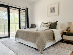 Individually decorated, individually furnished, desk, laptop workspace - Yanawal (Nhulunbuy)